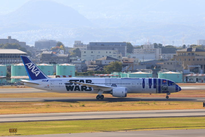 R2-D2 ANA JETの側面写真。奥には伊丹の街が広がる。