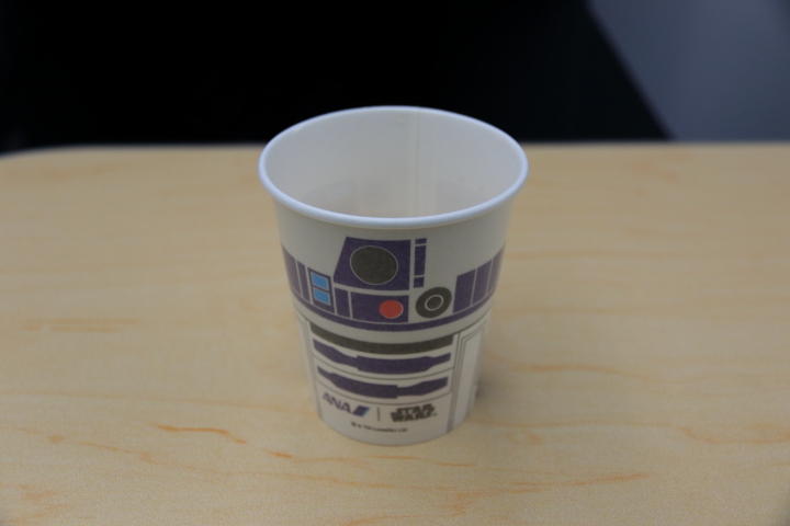 R2-D2がデザインされたドリンクサービス用カップの写真