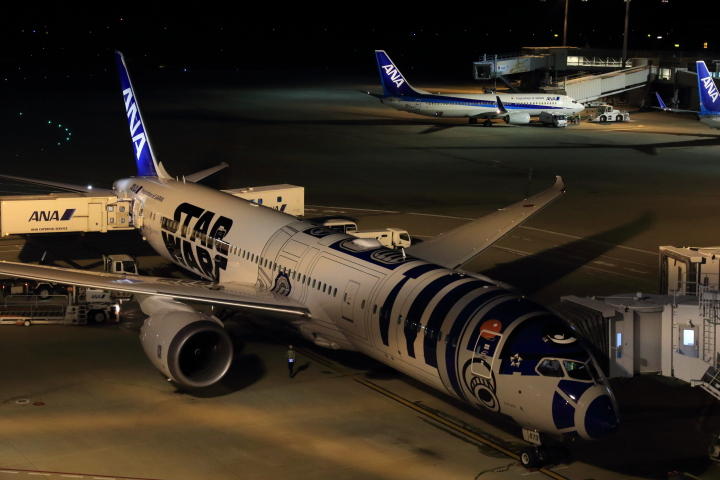 予定されたスケジュールを飛び終え、翼を休めるR2-D2 ANA JET JA873Aの写真