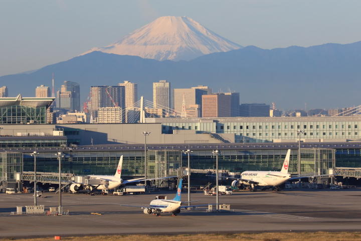 写真：国際線ターミナルの向こうにはっきり見える富士山。