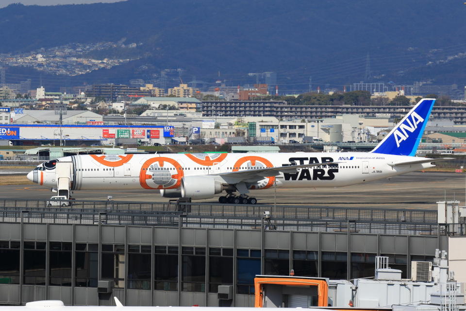 写真：伊丹空港展望デッキからBB-8™ ANA JETの型式写真を