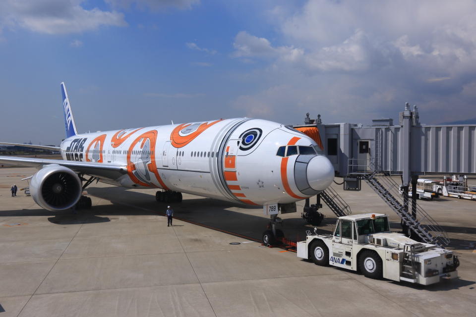 写真：伊丹空港10番ゲート脇の窓からBB-8™ ANA JETを撮影