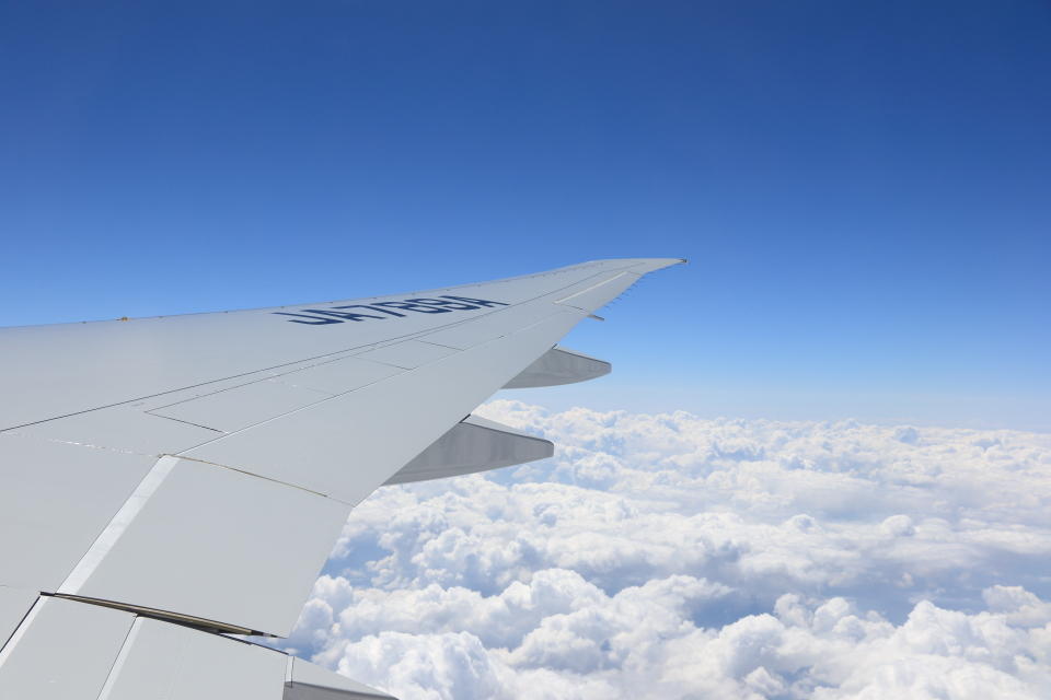 写真：BB-8™ ANA JETの窓からの眺め。長い翼と青い空、眼下には雲が広がる