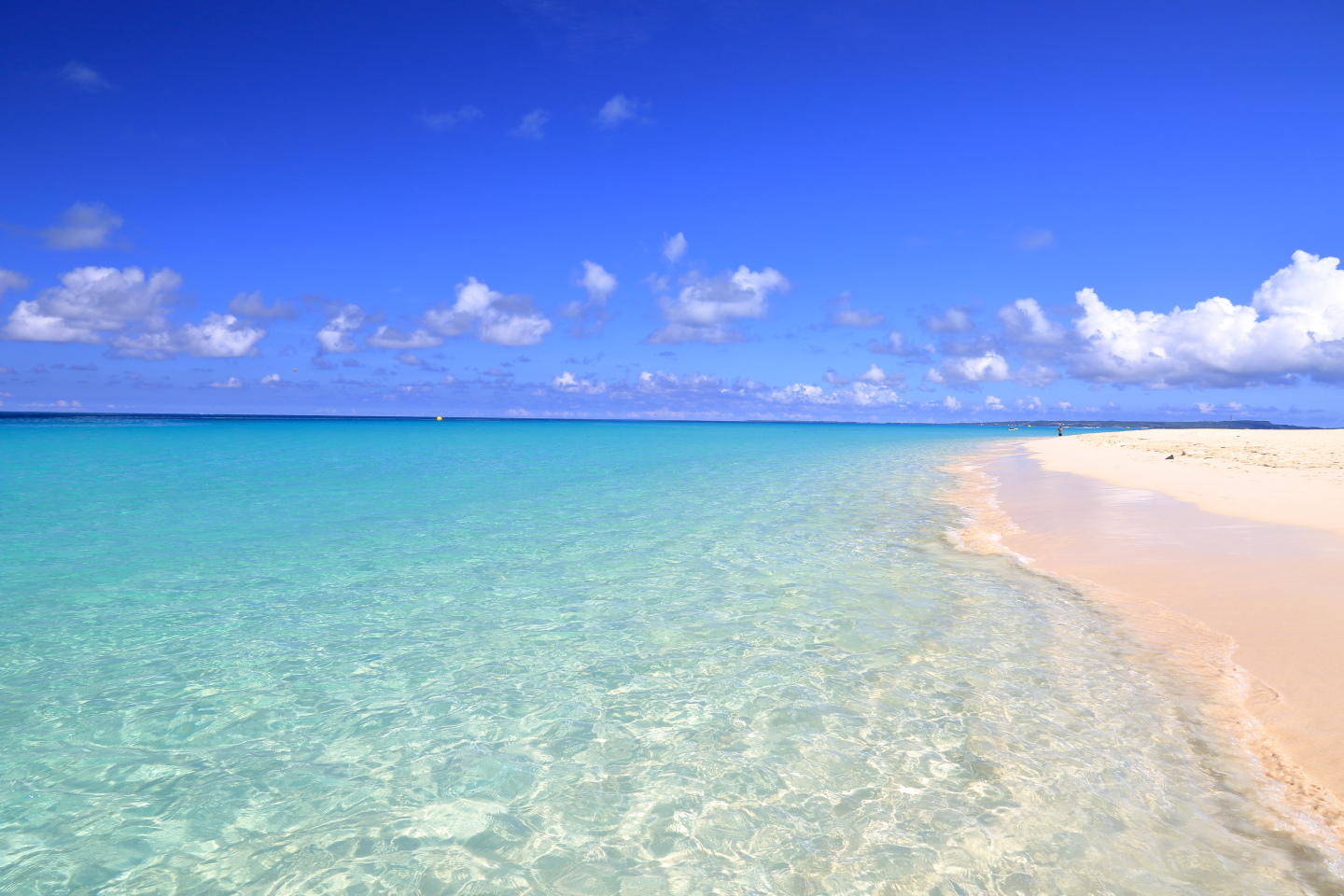 写真：青い空とどこまでも続くエメラルドの海