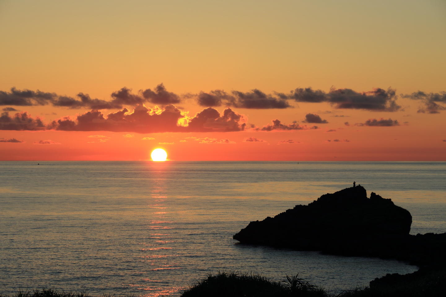 写真：目の前に広がる海に沈んでゆく夕日