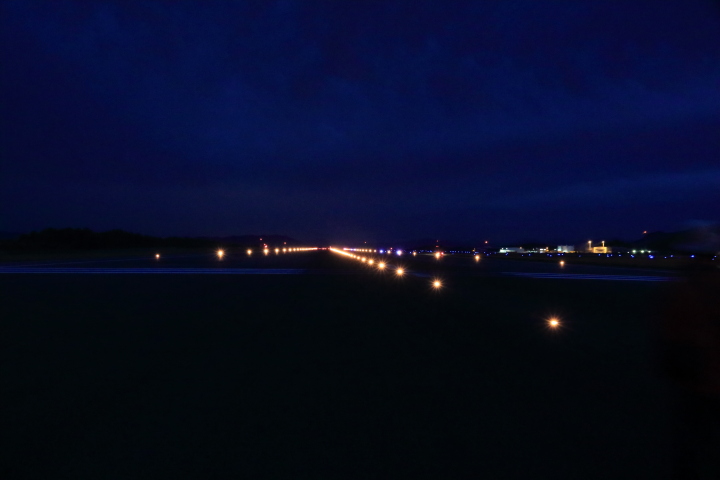 滑走路中心線から西の方を望む。灯火が滑走路に沿って光っています。