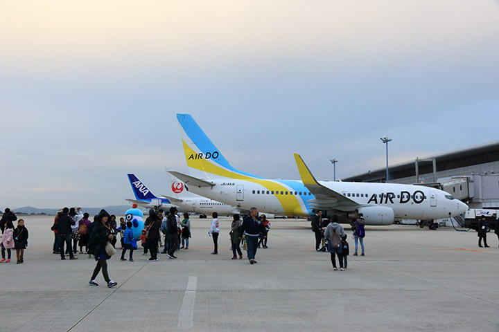 スポット2の脇で飛行機と撮影を楽しむ参加者の皆さん