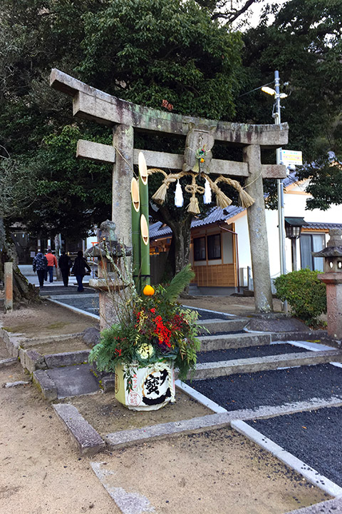 写真：天別豊姫神社の鳥居と門松
