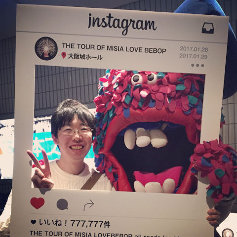 横浜アリーナでInstagramを模したフレームを持って記念撮影。