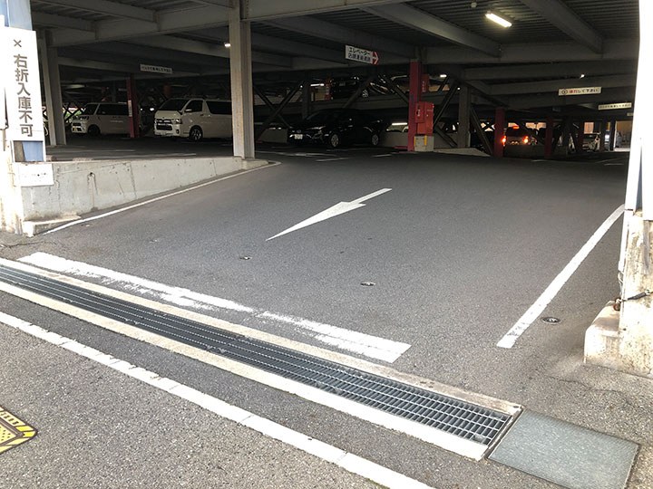 写真：近所のショッピングモールの立体駐車場出口