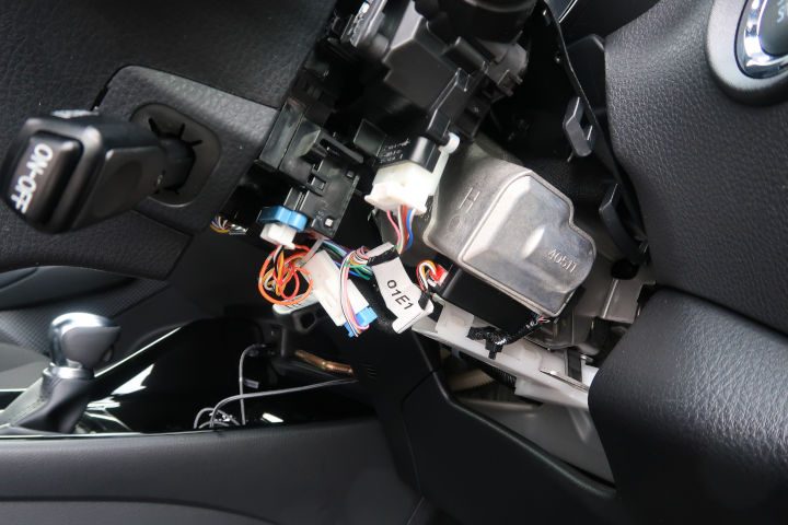 写真：C-HRにエンラージ商事の「車速連動オートロックキット」を装着したところ