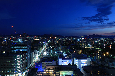 写真：30階の部屋から広島市南部の夜景を撮影