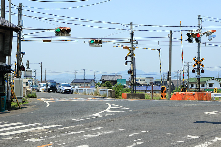 福山方面から来た車に対しては赤信号が出ているが、踏切を渡ることは可能なので踏切専用信号は青信号が点灯している様子