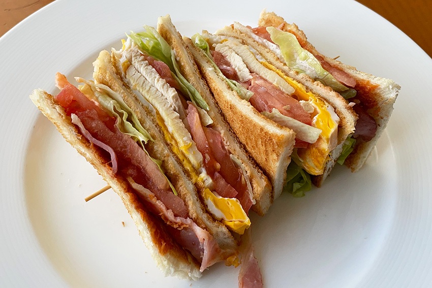 写真：ルームサービスのクラブサンドイッチ