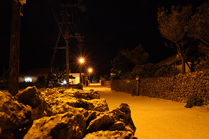 竹富島の集落の夜
